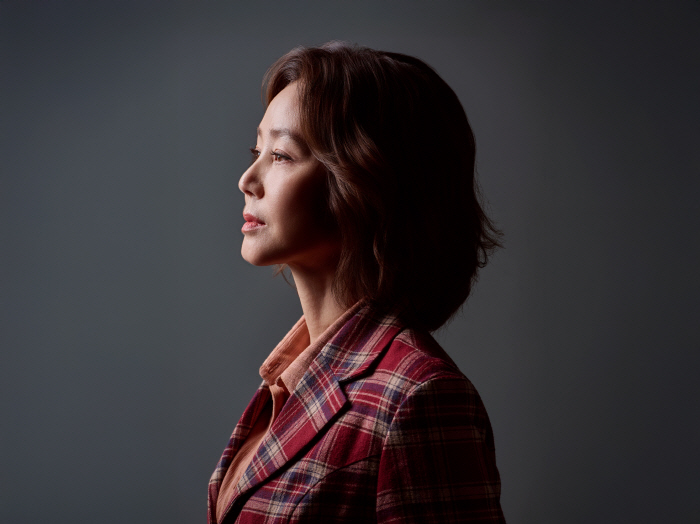 Kim Seong-ryeong stars in the play Rosetta...Modern medical pioneer Sherwood Hall draws a biography