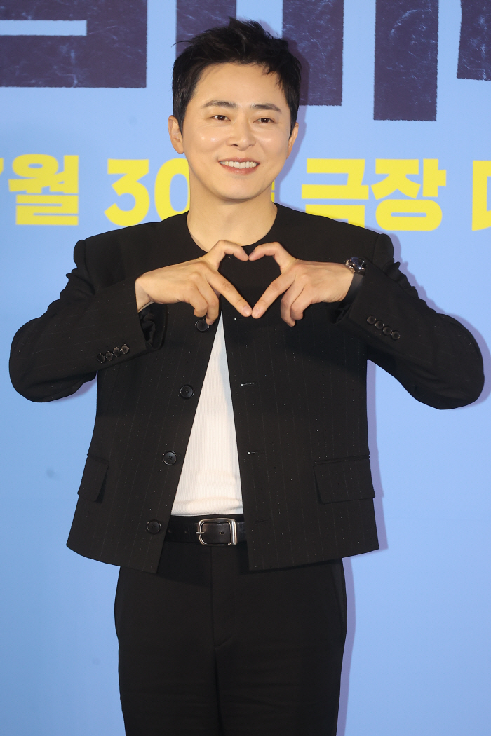 Nick's value is proven right..Cho Jung-seok, who is in season in summer, wrote a new history by leading 430,000 on the first day as a zombie daughter