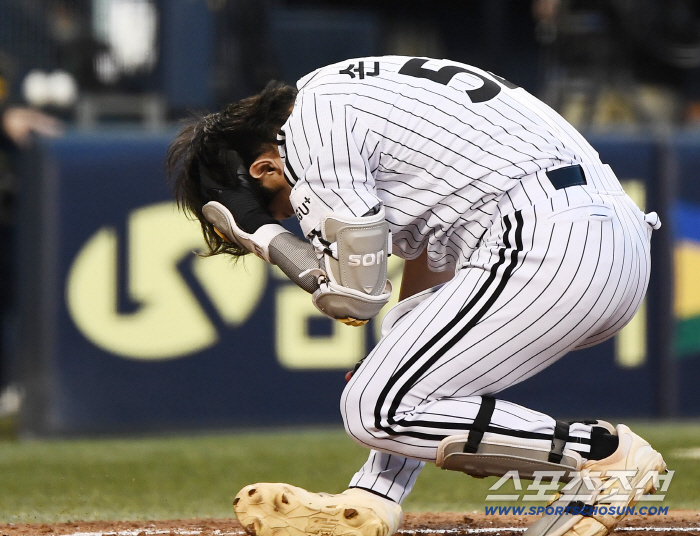 Oh my god, such bad luck is Jihwan's sudden replacement, Son Yong-joon's 149km fastball impact head shot as a pinch hitter. 