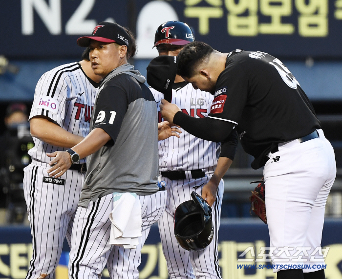 Oh my god, such bad luck is Jihwan's sudden replacement, Son Yong-joon's 149km fastball impact head shot as a pinch hitter. 