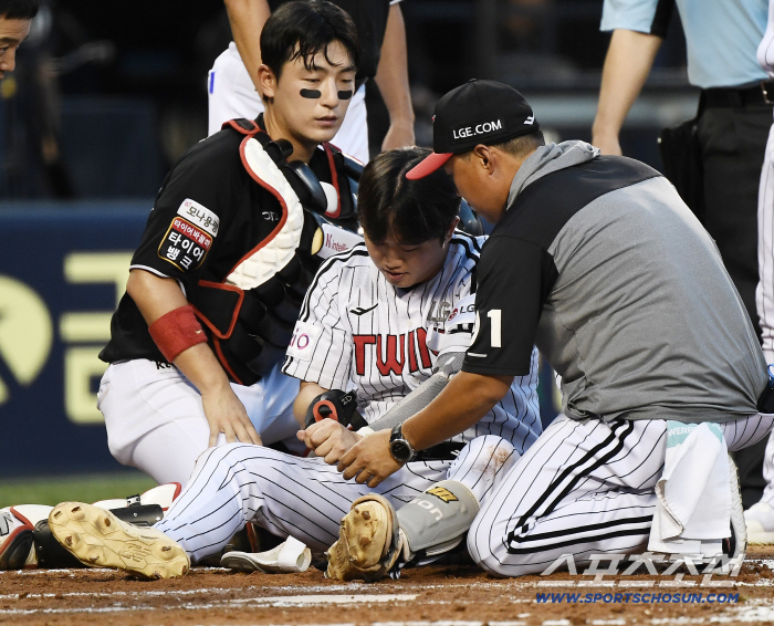 Oh my god, such bad luck is Jihwan's sudden replacement, Son Yong-joon's 149km fastball impact head shot as a pinch hitter. 