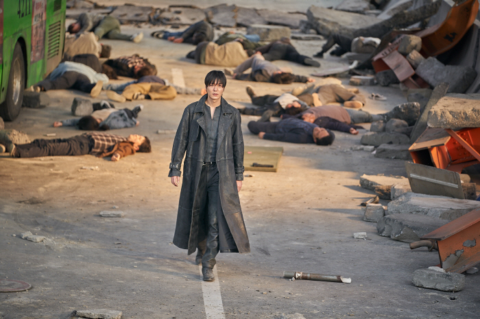 Overwhelming world view and action...Ahn Hyo-seop → I, Omniscient Reader's View, Why You Must See It in Theater