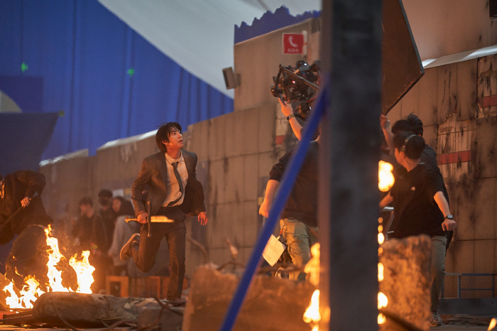 Overwhelming world view and action...Ahn Hyo-seop → I, Omniscient Reader's View, Why You Must See It in Theater