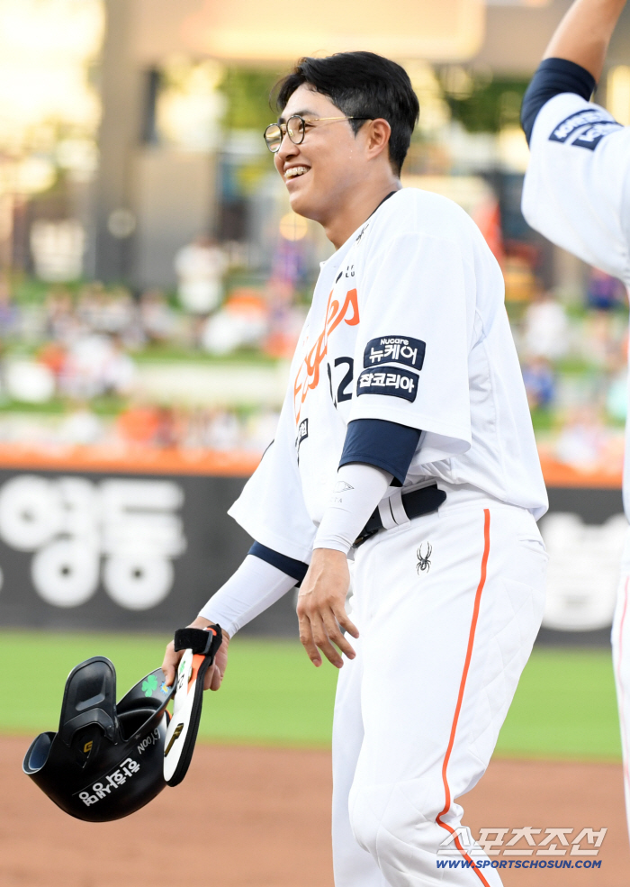  Chae Eun-sung smiles after checking the video review result