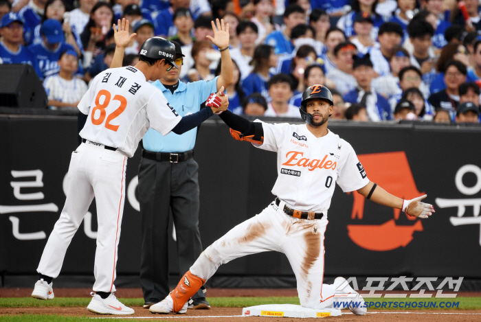  Coach Kim Jae-gul is happy with his RBI triple Liberato performance