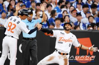  Coach Kim Jae-gul is happy with his RBI triple Liberato performance