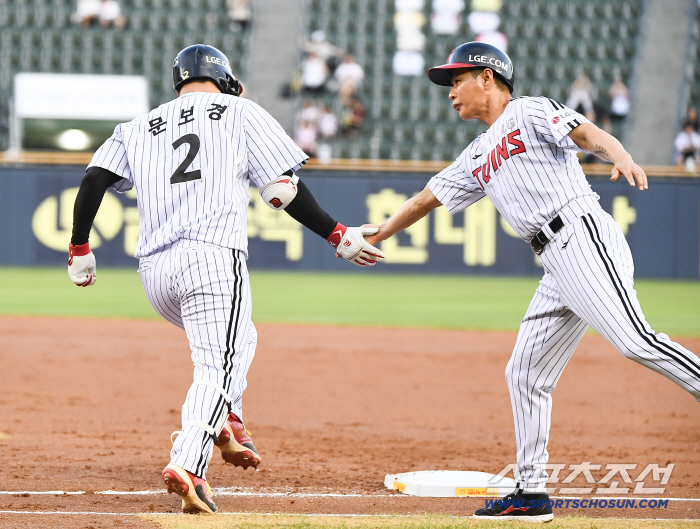  Coach Song Ji-man is congratulated by Moon Bo-kyung