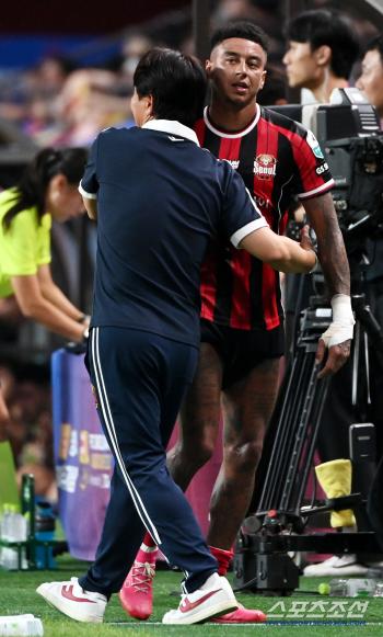 Director Kim Ki-dong hugs Lingard