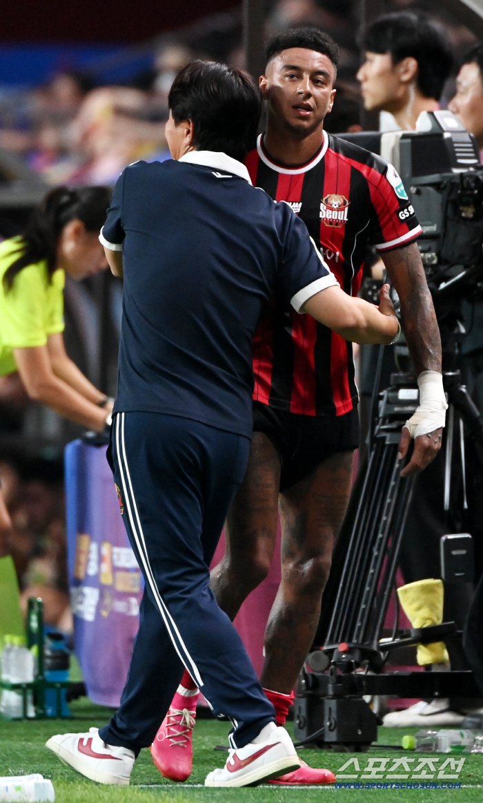  Director Kim Ki-dong hugs Lingard