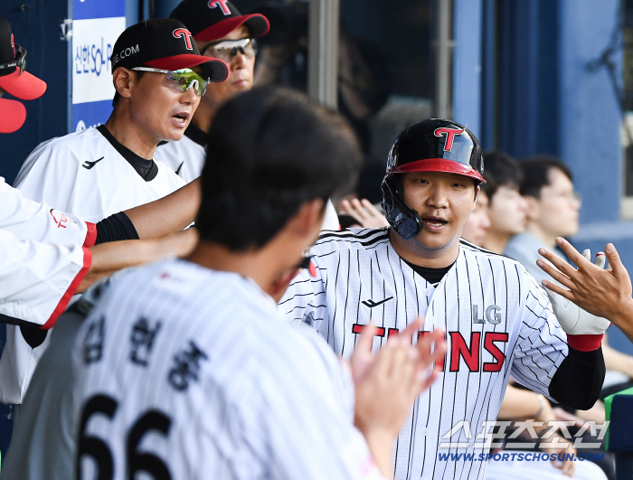  Director Yeom Kyung-yeop welcomes Moon Bo-kyung