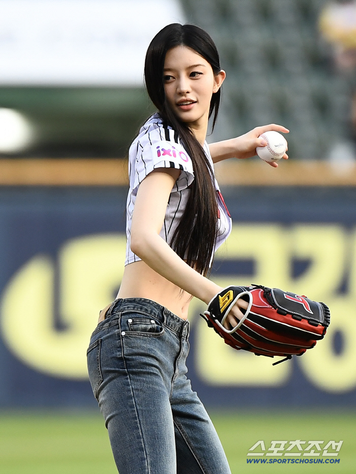  ILLIT MIN JU, the winning fairy's first pitch.
