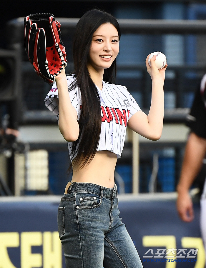  ILLIT MIN JU's beautiful face.