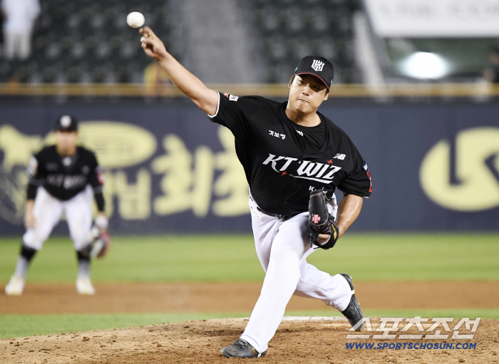  Kang Baek-ho takes the mound as a pitcher in the eighth inning, trailing by 16 points