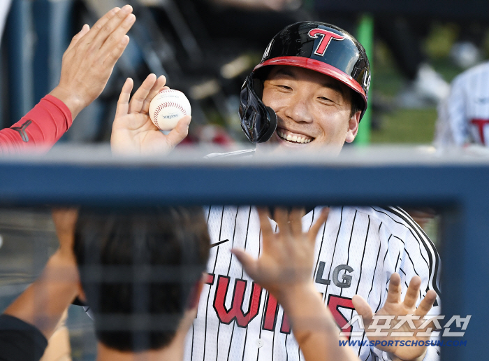 Kim Hyun-soo smiles with his third 1,500-run commemorative ball in the KBO League