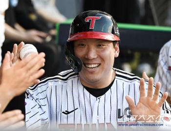  Kim Hyun-soo smiles with his third 1,500-run commemorative ball in the KBO League
