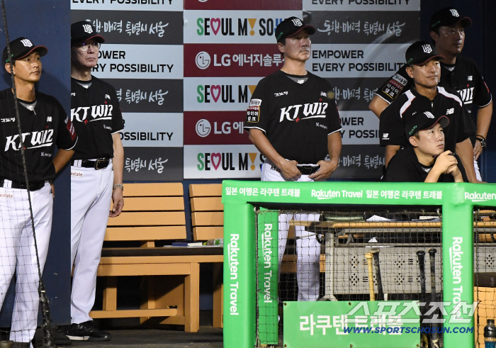  KT director Lee Kang-chul's face getting darker