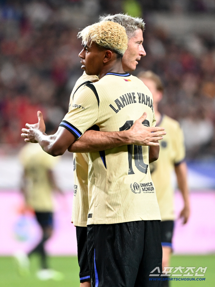  Lamin Yamal hugs Lewandowski