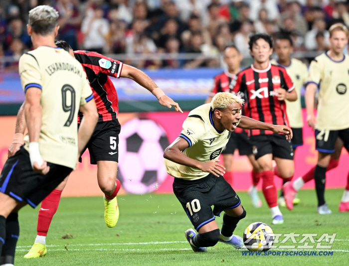  Lamine Yamal falling down, isn't it a penalty kick?