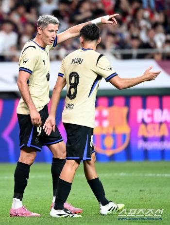  Lewandowski scores first goal