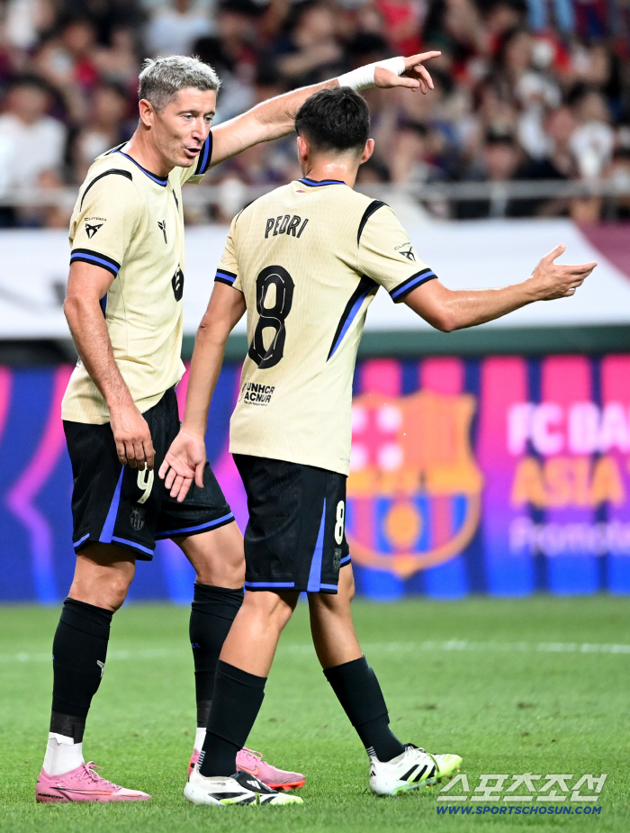  Lewandowski scores first goal