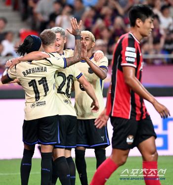  Lewandowski shares the joy of the first goal