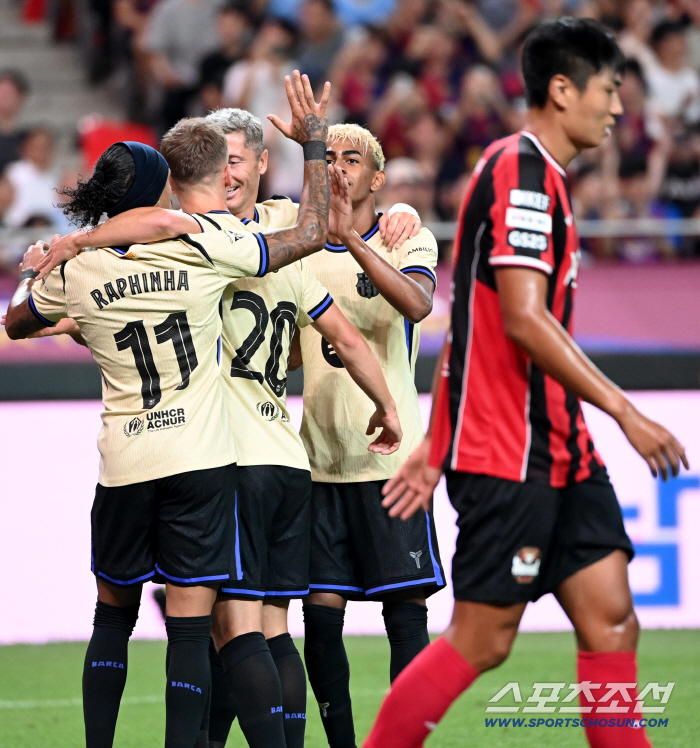  Lewandowski shares the joy of the first goal