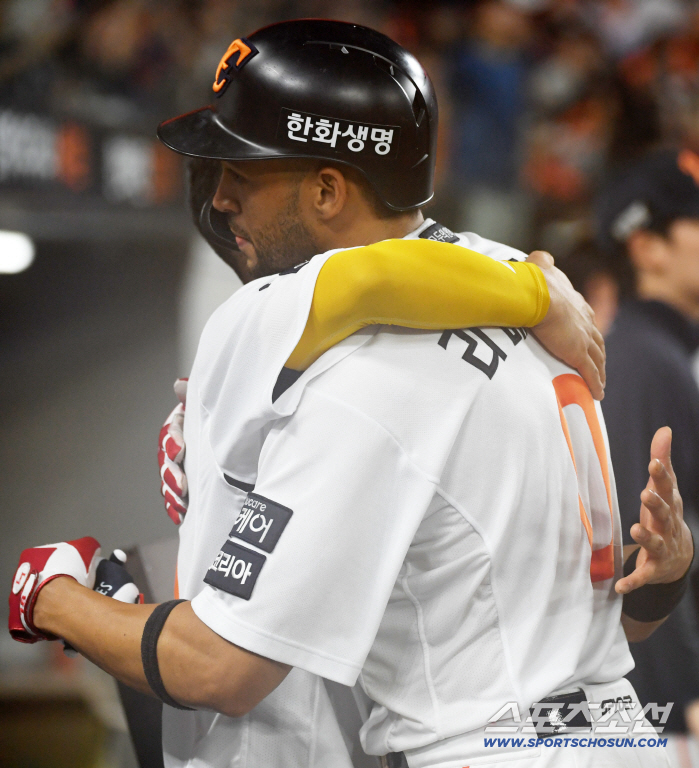  Liberato's hot hug