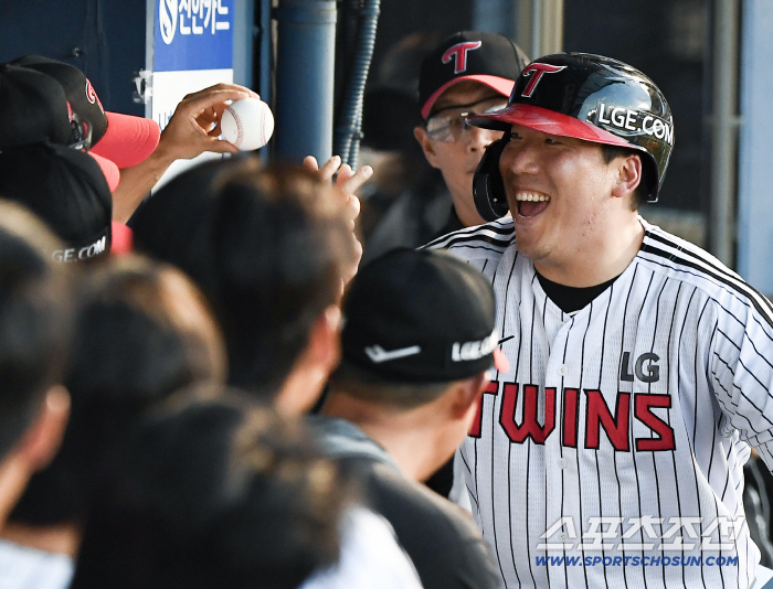  Manager Yeom Kyung-yeop handing over Kim Hyun-soo's 1,500-run commemorative ball