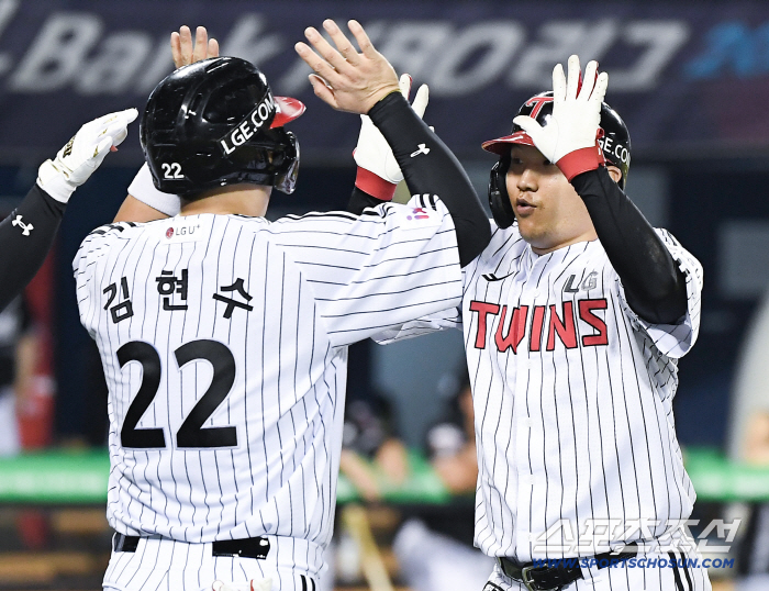  Moon Bo-kyung, the first solo player, two-run shot