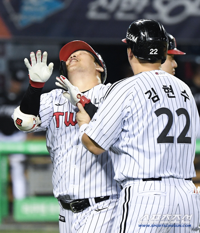  Moon Bo-kyung, the first solo player, two-run shot