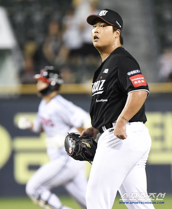  Pitcher Kang Baek-ho allows solo shot to first batter Lee Joo-heon