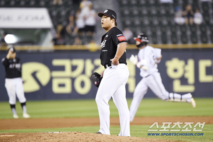  Pitcher Kang Baek-ho allows solo shot to first batter Lee Joo-heon