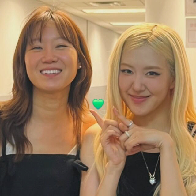  Gong Hyojin, were you close to BLACKPINK Rosé? Taking a picture of the concert...Still connecting  slender body
