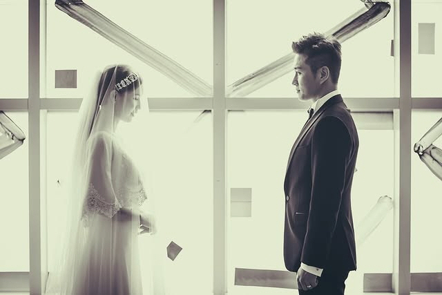  'In a small church 10 years ago,' Park Si-eun ♥ Jin Tae-hyun reveals wedding photos for his 10th wedding anniversary