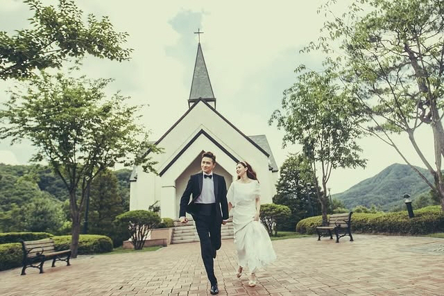  'In a small church 10 years ago,' Park Si-eun ♥ Jin Tae-hyun reveals wedding photos for his 10th wedding anniversary