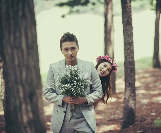  'In a small church 10 years ago,' Park Si-eun ♥ Jin Tae-hyun reveals wedding photos for his 10th wedding anniversary