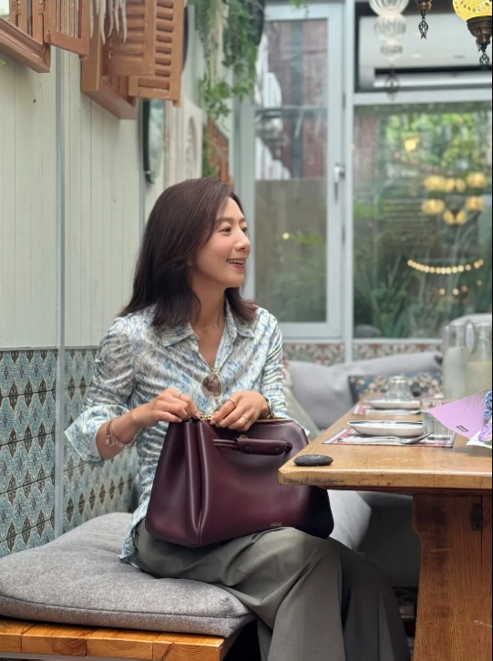  'Stylish mood' Kim Hee-ae, runway in the city...Even a short lunch gracefully