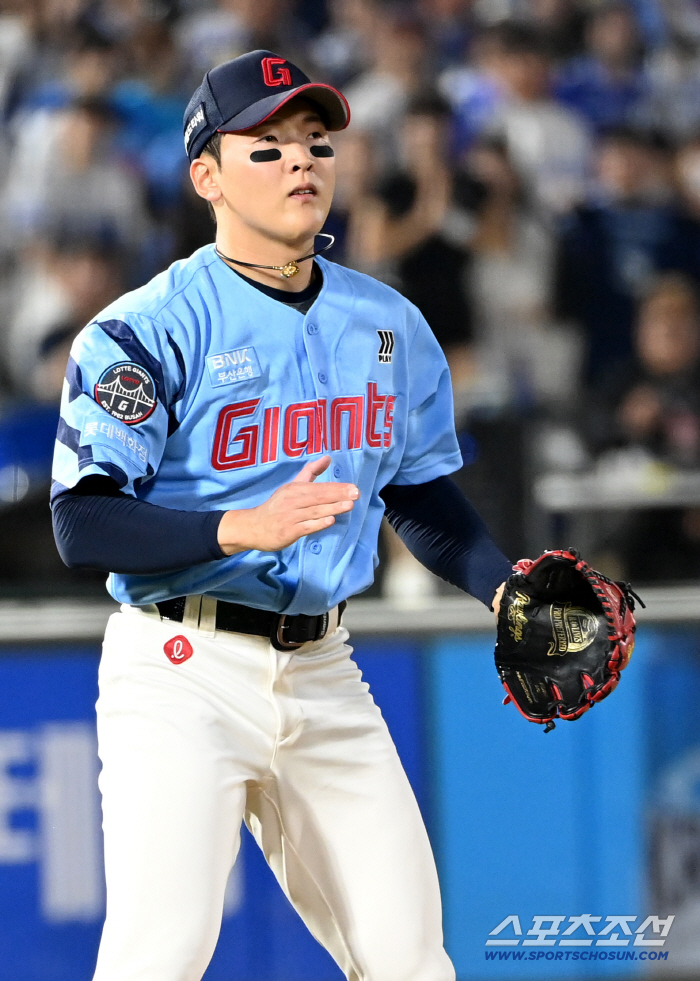 Son Ho-young's first full base shot, Choi Joon-yong, Jung Chul-won, all-bread Lotte, and Son Ah-seop sent NC to Gocheok (Busan Review) despite the four-point difference