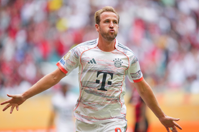 Super awesome! Manchester United is crazy, trying to recruit Harry Kane as a striker with 100 million euros...the most likely destination