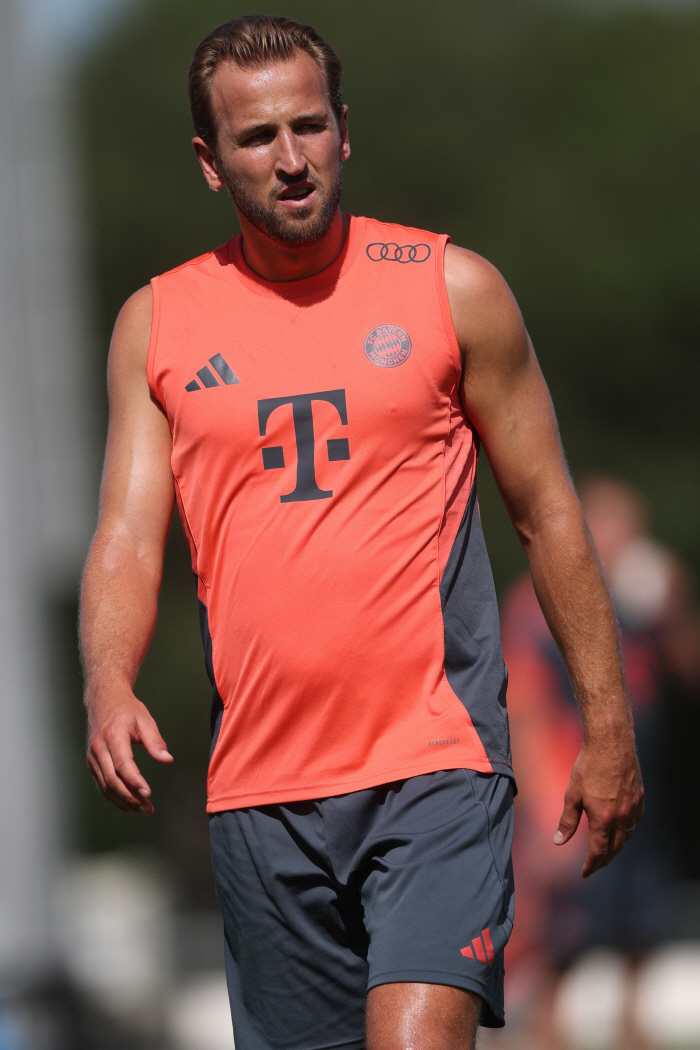 Super awesome! Manchester United is crazy, trying to recruit Harry Kane as a striker with 100 million euros...the most likely destination