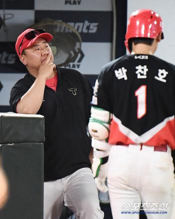 What would be different if Kim Do-young came, with consecutive bunt defensive errors, no outs and no outs