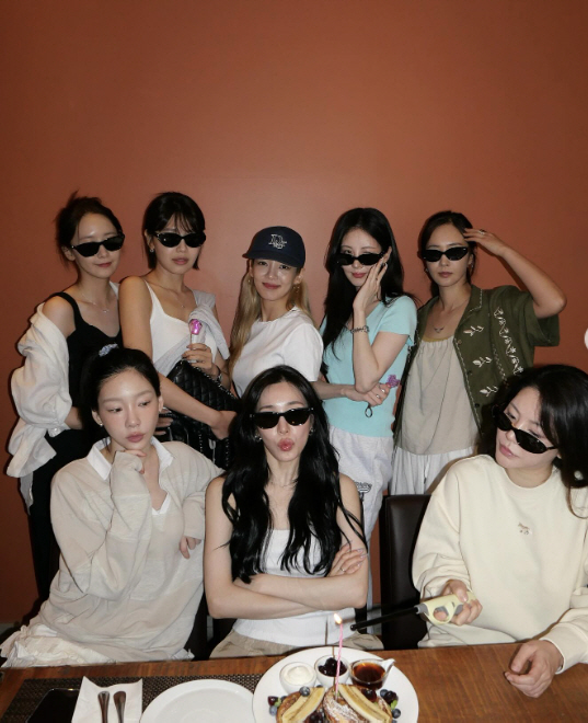 17th anniversary 8 full group Girls' Generation, what should I do for slander..Girls' night in their 30s