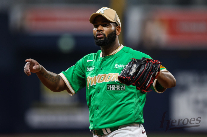 50 wins in total! The secret to winning nine games? Wife's Cheering. He's 33 years old…Alcantara's Pride Becomes a KBO Veteran 