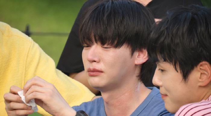 Ahn Jae-hyun, sobbing Lee Min-jung in a flash of tears, eventually requesting the suspension of filming (Gao-jeong)