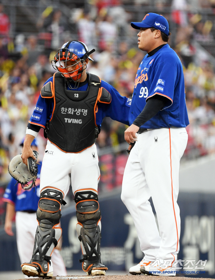 Come on, it's your first time fighting for first place, right? Hanwha being chased, checking accountability fatal.. You have to endure a different level of pressure from now on