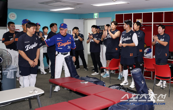 Director, they all know...Hanwha also welcomed the lively trade