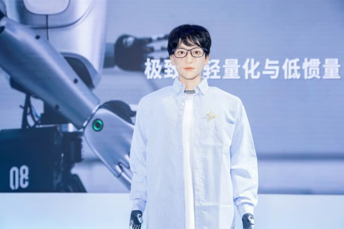 First Humanoid Robot Enters Doctorate...If you fail, you'll be donated to the museum. Humor