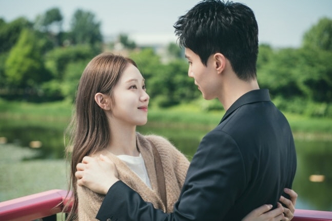 'Good Man' Lee Dong-wook X Lee Sung-kyung, head-butting → hugging...A date full of excitement