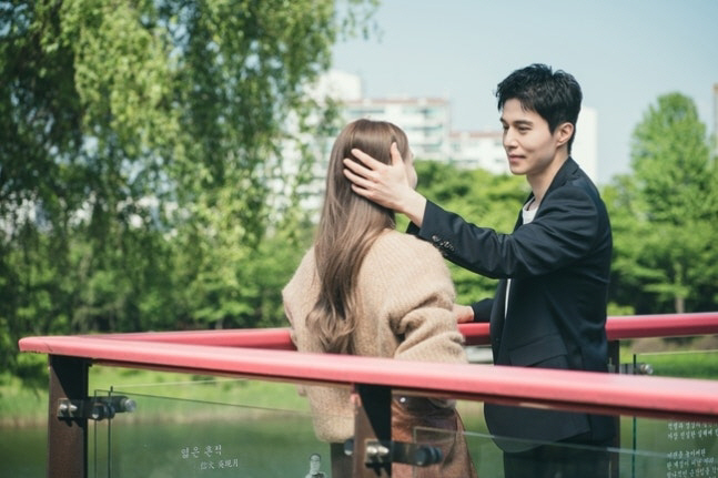 'Good Man' Lee Dong-wook X Lee Sung-kyung, head-butting → hugging...A date full of excitement