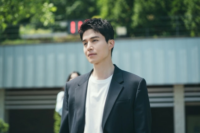 'Good Man' Lee Dong-wook X Lee Sung-kyung, head-butting → hugging...A date full of excitement